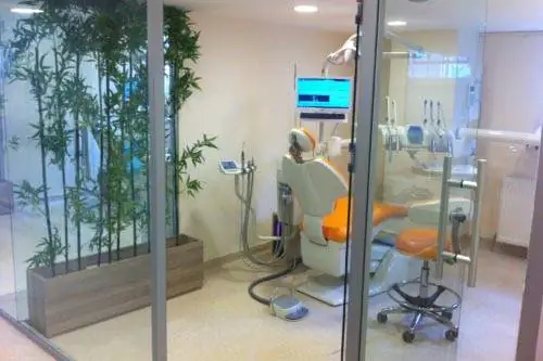 Турецкий стоматологический кабинет со всем тем же современным оборудованием, что и на Западе.