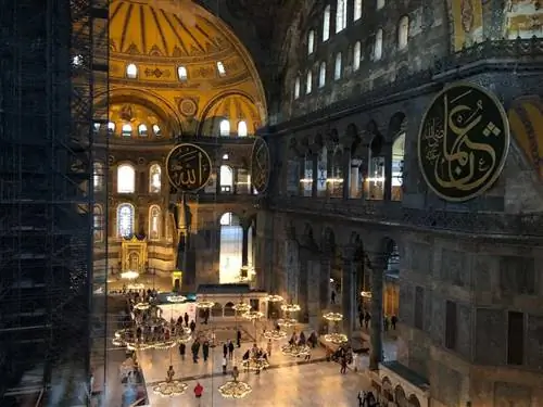 Внутри собора Святой Софии, одного из впечатляющих мест Стамбула, Турция.