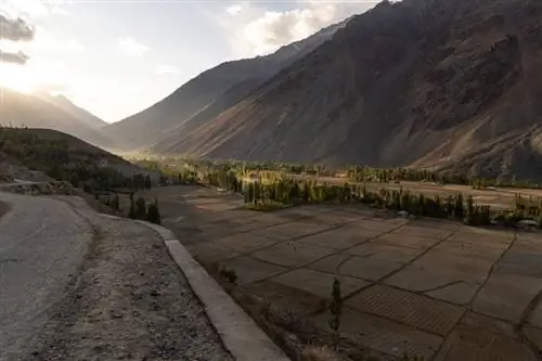 Солнце садится над сухими полями долины Фандер