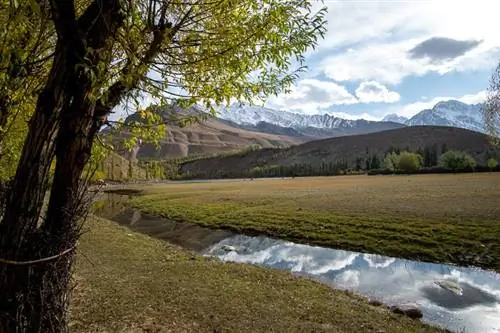 Облака, отражающиеся от ручья рядом с озером Фандер