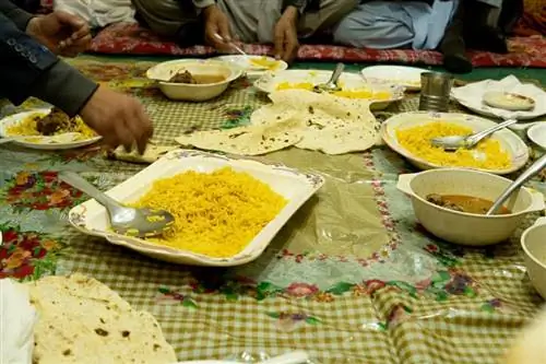 На местной свадьбе устраивают пир из бычьего карри, бирьяни и чапати.