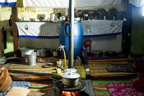 Соленый чай кипит в местном доме в деревне Фандер.