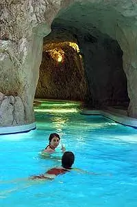 купание в пещере