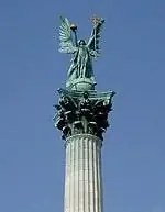 Статуя на площади Героев в Будапеште. фото Макса Хартсхорна.