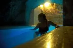 Внутри термального бассейна-пещеры, где вода похожа на теплую ванну. фото Альберто Паредеса