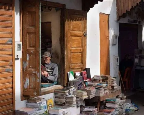 Мохаммед Азиз, торговец книгами, в своем книжном магазине в медине Рабата. Кредит фотографии: Стивен Хиггинс.