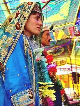 Свадебная пара на массовой свадьбе в Северном Пакистане. фото Хизер Каррейро