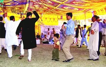 Мужчины танцуют на массовой свадьбе в Северном Пакистане. фото Хизер Каррейра