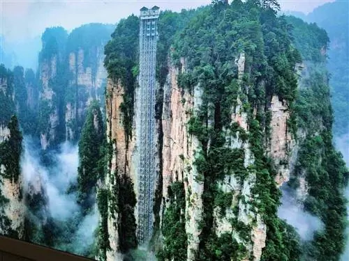 Самый высокий в мире лифт поднимается по склону скалы в Чжанцзейдже, Китай.