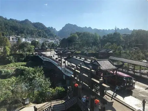 Город Улинъюань: да, туристы, но и довольно аутентичный город.