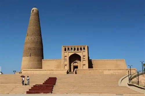 Впечатляющий Эмирский минарет и уйгурская мечеть.