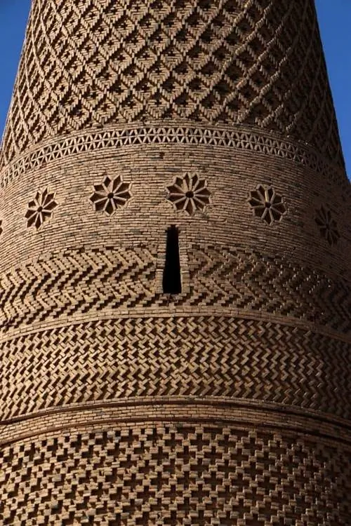 Крупный план Эмирского минарета. Исламские и уйгурские традиции смешались в узорах.