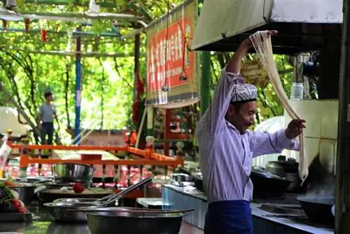Традиционная техника изготовления лапши вручную.