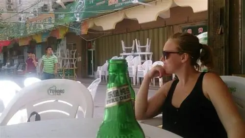 Пить пиво в жару, вопреки здравому смыслу.