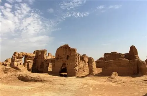 Немного тени в древних руинах Цзяохэ.