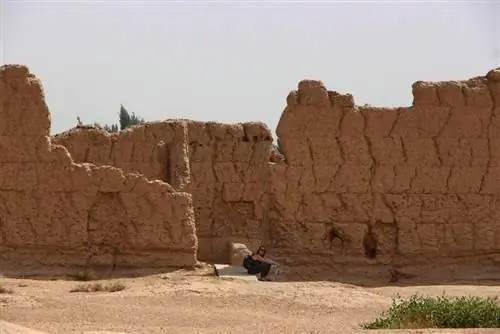 Руины зданий Цзяохэ сливаются воедино с пустыней.