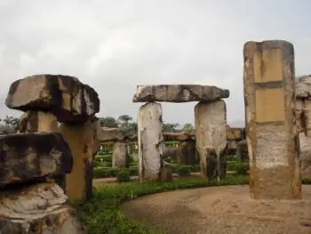 Копия Стоунхенджа в тропическом саду Нуч Нуч, недалеко от Паттайи, Таиланд. фотографии Гэри Сингха.
