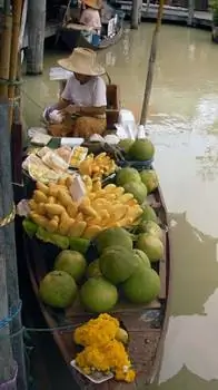 Торговец фруктами на плавучем рынке Паттайи.