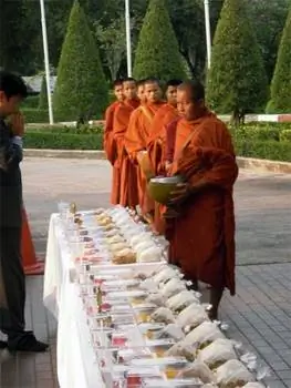 Монахи перед подношением в Бангкоке, Таиланд.