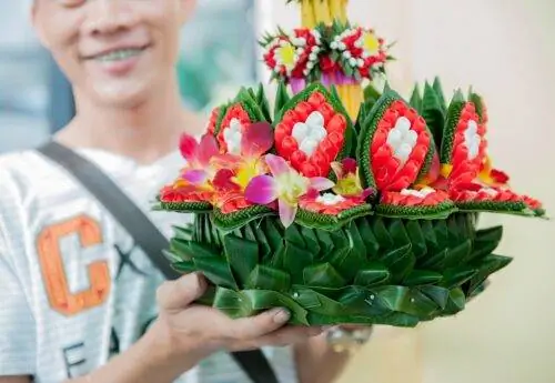 Листья бамбука часто добавляют в изысканные букеты, которые продаются на цветочном рынке Бангкока.