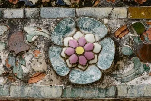 Храмовый комплекс Ват Арун покрыт крошечными кусочками ракушек, цветного стекла и китайского фарфора в Бангкоке, Таиланд.