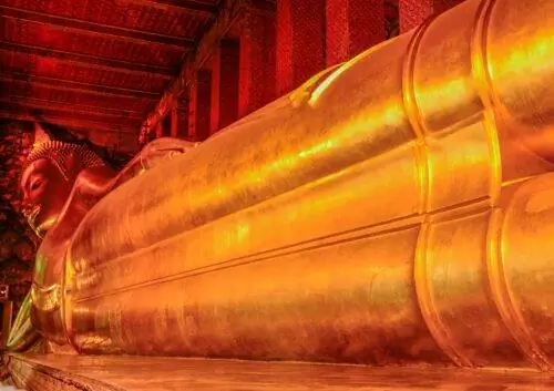Ват Пхо является домом для самого большого лежащего Будды в Таиланде длиной 151 фут, покрытого сусальным золотом.