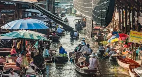 Стимулирующие сцены рынка Дамнеон в Бангкоке.