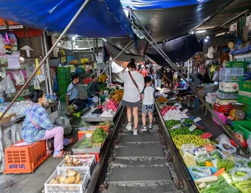 Железнодорожный рынок, где продавцы соседствуют с железнодорожными путями в Бангкоке.