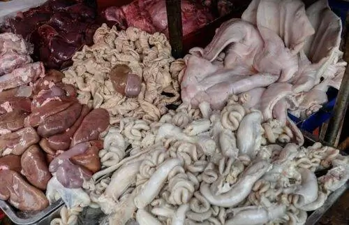 части животных на рынке Khlong Toei в Бангкоке.