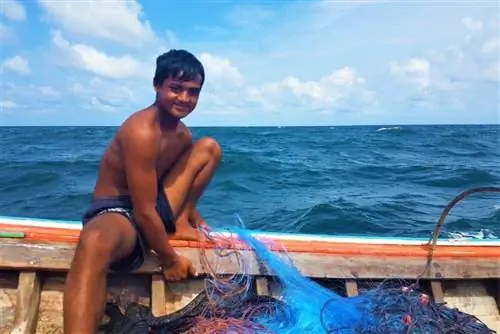 Мальчик, дружелюбно улыбающийся мне, любит эту часть своей работы.