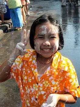 Участник Сонгкрана в Таиланде.