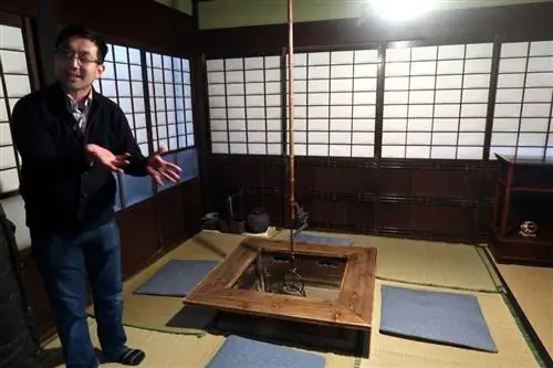 Наонобу Исигуро в 13 поколении проводит краткие экскурсии по дому своих предков и описывает образ жизни своих предков-самураев, переселившихся в Какунодате 350 лет назад.