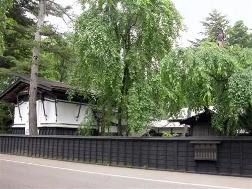 В музее поместья самураев Аояги есть самурайский особняк с соломенной крышей и другие здания, служащие музеями.