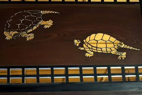 Резные фрамуги из зелкова в Доме самураев Исигуро изображают черепах, символы счастья и долголетия.