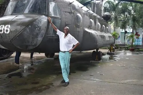 Опираясь на вертолет в Музее жертв войны в Хошимине