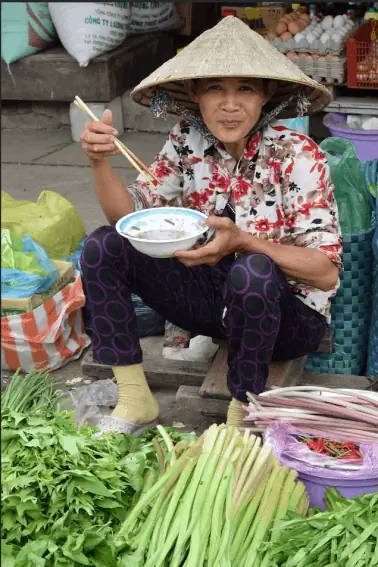 Дама обедает на рынке.