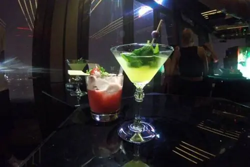 Коктейли в баре Chill Sky Bar Ho Chi Minh City.