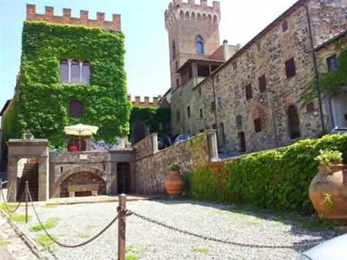 Терраса и замок, называемый Кастелло, в Тоскане. Фотографии Габи Кеппель.