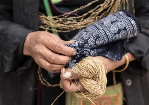 Женщинам в этих деревнях этнических меньшинств на северо-западе Вьетнама приходится нелегко: им приходится заботиться о семье и зарабатывать все, что они могут, своими ремеслами.