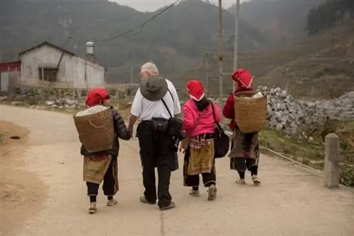 Стремясь сопроводить посетителей через свою деревню Та Пхин, женщины в конечном итоге достают товары из плетеных корзин в надежде продать свои изделия ручной работы.