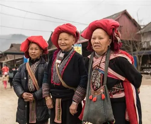 Деревня Та Пхин является домом для племени Красных Дао, очень красочных с их красными головными уборами и вышитой одеждой.