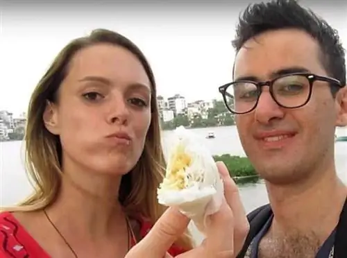 Рут Мартин ест то, что она считает одними из лучших десертов в Hanoi Desserts.