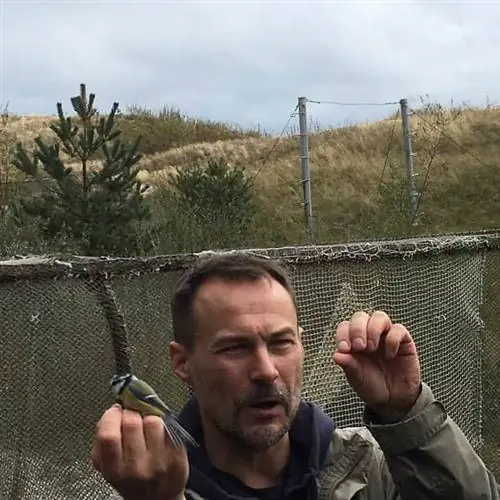 Миша со своей последней поимкой в Рыбачьей орнитологической обсерватории.