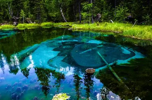 Это озеро расположено на 796 км Чуйского тракта, недалеко от поселка Акташ. От базы отдыха к озеру ведет оборудованная экотропа. В озере можно купаться, но вода ледяная и дно глинистое, подходов к воде практически нет. Вокруг озера есть тропа, позволяющая обойти его круговым путем. 5. База остальных, Мёны.