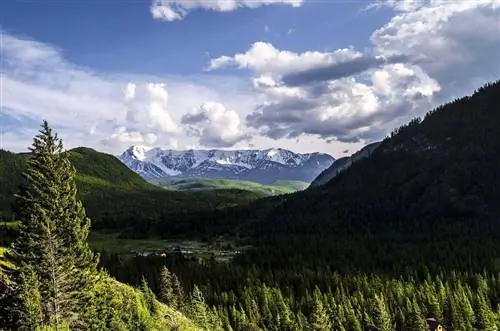 Это небольшой поселок из четырех домиков с печным отоплением, 3-х этажного коттеджа на 10 комнат, бани с водой и беседки-кухни. База новая, в домах пахнет свежей древесиной. При желании вы также можете остановиться с палаткой на этой базе.