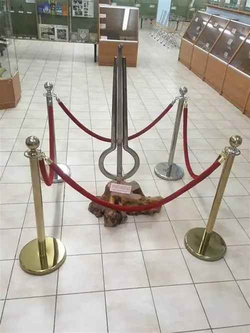 Огромный хомус, музыкальный инструмент, у входа в музей. Якуск