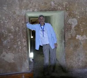 Автор у входа в погребальную камеру Хефрена