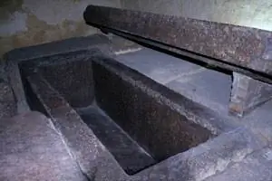 Здесь футляр с мумией покоился тысячи лет.