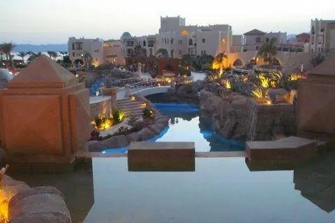 Курортный отель Кемпински ночью.