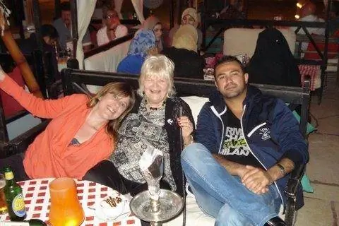 Рут и друзья курят кальян со вкусом груши - совместное времяпрепровождение в Египте.